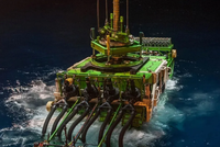 Một con robot biển sâu bắt đầu hạ xuống đáy đại dương. Ảnh: GSR