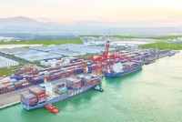 Sau khi hoàn thành nạo vét luồng tàu, cảng biển Chu Lai (Quảng Nam) mở thêm tuyến vận tải trực tiếp đến Ấn Độ. Ảnh: Hà Minh