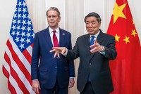 Phó thủ tướng Trung Quốc Hà Lập Phong (bìa phải) và Bộ trưởng Tài chính Mỹ Scott Bessent trước khi bước vào đàm phán thương mại và thuế quan tại Geneva vào ngày 10/ 5/2025. Ảnh: AFP