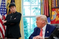 Tổng thống Mỹ Donald Trump (phải) và tỷ phú Elon Musk tại Nhà Trắng ngày 30/5/2025. Ảnh: REUTERS/TTXVN