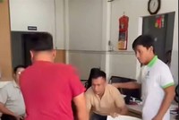 Lực lượng công an mặc thường phục bắt nóng đối tượng ngay tại phòng công chứng