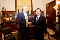 Bộ trưởng Bộ Công thương Nguyễn Hồng Diên làm việc với Thượng nghị sĩ Roger Marshall. 