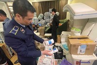 Lực lượng chức năng kiểm tra một cơ sở kinh doanh trong lĩnh vực y tế 