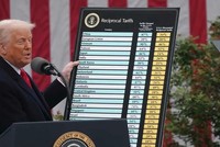 Tổng thống Donald Trump công bố kế hoạch thuế đối ứng đối với hầu hết các đối tác thương mại của Mỹ vào ngày 2/4. Ảnh: AFP