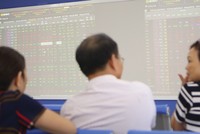 Khi tiếp nhận thông tin, nhà đầu tư cần tránh vội vàng đưa ra quyết định theo tâm lý đám đông