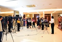 Phóng viên tiếp nhận thông tin phản ảnh của nhà đầu tư và chất vấn doanh nghiệp tại sự kiện