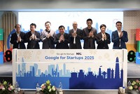 Phó thủ tướng Chính phủ Nguyễn Chí Dũng cùng lãnh đạo các cơ quan, bộ ngành, đại diện các tổ chức, doanh nghiệp thực hiện nghi thức công bố chương trình đào tạo Google for Startups 2025 và ra mắt khóa học Google AI Essentials phiên bản tiếng Việt. 