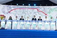 Phó thủ tướng Mai Văn Chính và lãnh đạo tỉnh Bình Dương phát lệnh lễ khởi công Dự án.