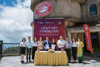 Lễ ký kết có sự chứng kiến của đại diện lãnh đạo SHE group và Highlands Coffee