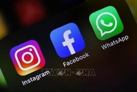 Biểu tượng Instagram, Facebook và WhatsApp trên điện thoại thông minh. Ảnh: Kyodo/TTXVN