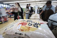 Khách hàng mua gạo dự trữ được bày bán tại một cửa hàng ở thành phố Sendai, tỉnh Miyagi, Nhật Bản vào ngày 31/5/2025. Ảnh: AFP 