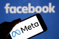 Biểu tượng Meta và Facebook trên màn hình điện thoại thông minh ở Paris, Pháp. Ảnh: Getty Images/TTXVN