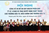 Chủ tịch UBND TP.HCM Nguyễn Văn Được trao quyết định chấp thuận chủ trương đầu tư cho 21 dự án phát triển nhà ở tại TP.Thủ Đức tại hội nghị
