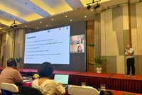 Các đội thi đang trình bày ý tưởng về giảm rác thải nhựa.