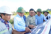 Phó chủ tịch UBND tỉnh Quảng Bình Đoàn Ngọc Lâm (thứ hai bên trái ảnh) nghe BQL Dự án báo cáo tiến độ thi công đường hai đầu cầu Nhật Lệ 3