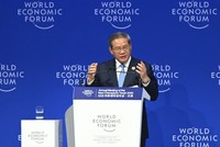 Thủ tướng Trung Quốc Lý Cường phát biểu tại phiên khai mạc Hội nghị WEF Thiên Tân 2025 vào ngày 25/6. Ảnh: AFP 