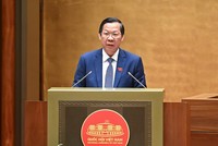 Chủ nhiệm Ủy ban Kinh tế và Tài chính Quốc hội Phan Văn Mãi trình bày báo cáo tại Quốc hội. 