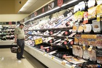 Người tiêu dùng mua sắm tại siêu thị ở California, Mỹ. Ảnh minh họa: THX/TTXVN