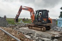 Cưỡng chế tháo dỡ công trình xây dựng trái phép trên đất nông nghiệp tại xã Phú Xuân. Ảnh Ngân Huyền.