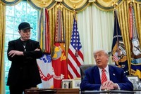 Tổng thống Mỹ Donald Trump (phải) và tỷ phú Elon Musk tại Nhà Trắng ngày 30/5/2025. Ảnh: REUTERS/TTXVN