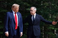 Tổng thống Mỹ Donald Trump (bìa trái) và Thủ tướng Canada Mark Carney tại lễ đón tiếp trong hội nghị thượng đỉnh G7 diễn ra ở Kananaskis, bang Alberta, Canada vào ngày 16/6/2025. Ảnh: AFP 