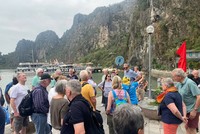 Du khách thăm quan tại điểm du lịch trên Vịnh Hạ Long.