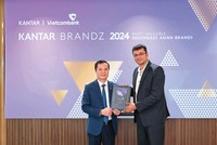 Đại diện Vietcombank, ông Lê Hoàng Tùng - Phó tổng giám đốc (bên trái) nhận chứng nhận “Top 30 thương hiệu giá trị nhất Đông Nam Á” từ đại diện Kantar, ông Sumit Kamra - Giám đốc Phát triển Chiến lược Kantar Insights