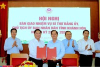 Ông Nguyễn Tấn Tuân, nguyên Chủ tịch UBND tỉnh Khánh Hòa cũ (thứ tư từ phải sang) bàn giao nhiệm vụ Bí thư Đảng ủy, Chủ tịch UBND tỉnh Khánh Hòa nhiệm kỳ 2021 - 2026 cho ông Trần Quốc Nam, nguyên Chủ tịch UBND tỉnh Ninh Thuận cũ (thứ hai từ trái sang). Ảnh: Bảo Anh 