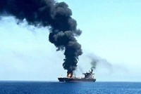 Một tàu hàng bị lực lượng Houthi tấn công trên Biển Đỏ. Ảnh tư liệu: IRNA/TTXVN