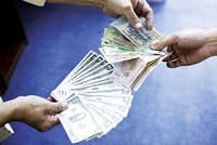 Tuy không có khả năng giải quyết, nhưng các đối tượng vẫn hứa hẹn, nhận tiền, sau đó chiếm đoạt của bị hại. Ảnh minh họa.