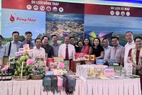 Lãnh đạo Hiệp hội Du lịch ĐBSCL và đại biểu tham quan, trải nghiệm gian hàng sản phẩm OCOP phục vụ du khách của tỉnh Đồng Tháp tại buổi Họp mặt