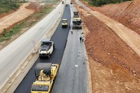 Những đoạn đường đã được thảm nhựa. (Ảnh: VGP/Lưu Hương)