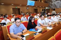 Các đại biểu nhấn nút tán thành danh mục đất dự kiến thực hiện dự án thí điểm. Ảnh: Phạm Hùng