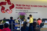 Phường Thủ Đức đưa robot vào phục vụ nước uống cho người dân ngồi chờ làm thủ tục