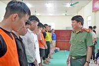 Đại tá Vũ Văn Đấu, Giám đốc Công an tỉnh Điện Biên làm việc với các đối tượng. Ảnh: CA Điện Biên.