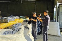 Hải quan đang thu giữ hàng giả, hàng không rõ nguồn gốc xuất xứ buôn lậu vào Việt Nam. Ảnh: Hồng Vân 