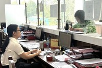 Kê khai nộp thuế tại Thuế Đồng Nai. Ảnh: Đỗ Doãn.