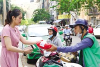 Cần sớm ban hành Luật Thương mại điện tử để bảo vệ quyền lợi người tiêu dùng, bảo vệ dữ liệu cá nhân, chống thất thu thuế... Ảnh: Lê Toàn 