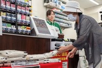 Người tiêu dùng chọn mua gạo dự trữ của chính phủ Nhật Bản được bày bán tại một cửa hàng tiện lợi Seven-Eleven Japan ở thủ đô Tokyo vào ngày 17/6/2025. Ảnh: AFP