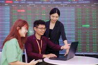 Sau một nhịp tăng mạnh, chỉ số VN-Index đã tiến gần tới đỉnh lịch sử 