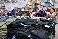 Người dân mua sắm tại một siêu thị ở Monterey Park, California Mỹ. Ảnh: AFP/TTXVN