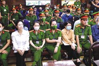 Trương Mỹ Lan (mặc áo trắng) và cựu Cục trưởng Cục Thanh tra, giám sát ngân hàng II (Cục II, thuộc NHNN) Đỗ Thị Nhàn tại tòa.