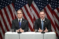 Bộ trưởng Tài chính Mỹ Scott Bessent (bìa trái) cùng Đại diện Thương mại Mỹ Jamieson Greer tại một cuộc họp báo diễn ra ở tòa nhà Rosenbad, thủ đô Stockholm, Thụy Điển sau khi vòng đàm phán thương mại lần thứ 3 giữa Mỹ và Trung Quốc kết thúc vào ngày 29/7/2025. Ảnh: AFP 