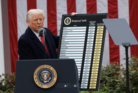 Tổng thống Mỹ Donald Trump công bố các mức thuế đối ứng mới tại Nhà Trắng, ngày 2/4/2025. Ảnh: Reuters/TTXVN
