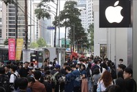 Khách hàng chờ đợi bên ngoài một cửa hàng của Apple tại Seoul, Hàn Quốc. Ảnh: Yonhap/TTXVN