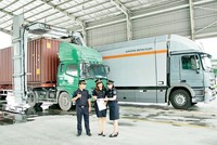 Công chức hải quan giám sát hoạt động xuất nhập khẩu hàng hóa thông qua hệ thống máy soi container. Ảnh: Phi Vũ.