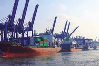 Các khoản đầu tư chiến lược vào hạ tầng không chỉ giúp giảm chi phí logistics nội địa cho doanh nghiệp xuất khẩu, mà còn nâng cao vị thế của Việt Nam như một trung tâm logistics khu vực. Ảnh: Lê Toàn