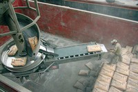 Công suất sản xuất xi măng của Việt Nam đạt 123 triệu tấn/năm, trong khi tiêu thụ trong nước c hỉ 65 - 70 triệu tấn/năm, nên áp lực xuất khẩu rất lớn. Ảnh: Đức Thanh 