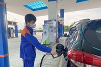 Sau khi tăng thêm 235 đồng/lít, giá bán lẻ mỗi lít xăng RON95 vượt 20.000 đồng từ 15 giờ chiều nay. 