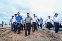 Thủ tướng kiểm tra thực địa Dự án thành phần 1 (đoạn qua địa bàn tỉnh An Giang) thuộc tuyến cao tốc Châu Đốc - Cần Thơ - Sóc Trăng và chỉ đạo đẩy nhanh tiến độ, phấn đấu hoàn thành Dự án thành phần 1 vào ngày 19/12/2025. Ảnh: Nhật Bắc